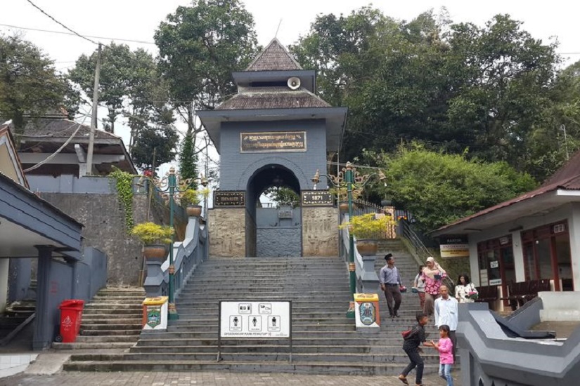 Pesona Pesarean Gunung Kawi Malang